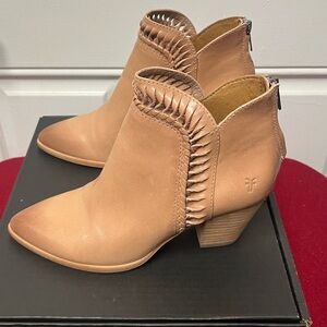 NEW-Frye Reed Feather ankle bootie size 7M